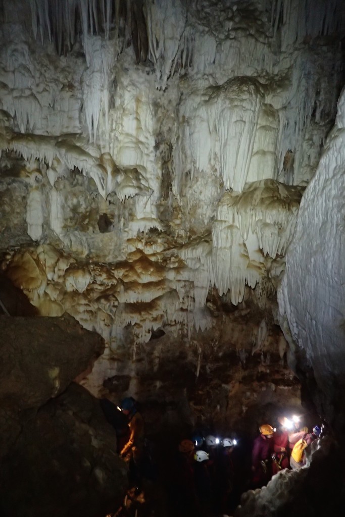 Exploration d ela grotte Malaval et ses fantastiques coulées blanches d'Aragonite.